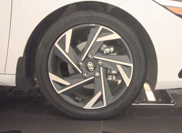 Used 2025 Hyundai Elantra Limited FWD image 17