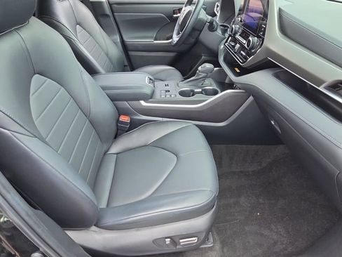 Used 2023 Toyota Highlander XLE FWD image 19