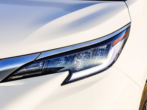 Used 2024 Toyota Sienna XSE w/ XSE Plus Package image 4