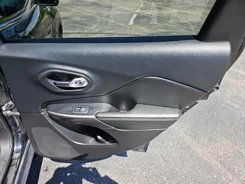 Used 2019 Jeep Cherokee Limited AWD/4WD image 17