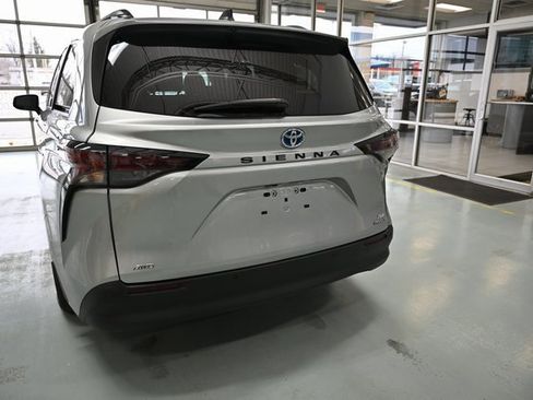 Used 2023 Toyota Sienna XLE image 5