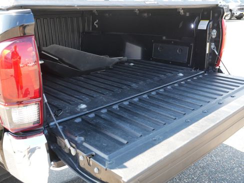 Used 2019 Toyota Tacoma SR5 AWD/4WD image 18