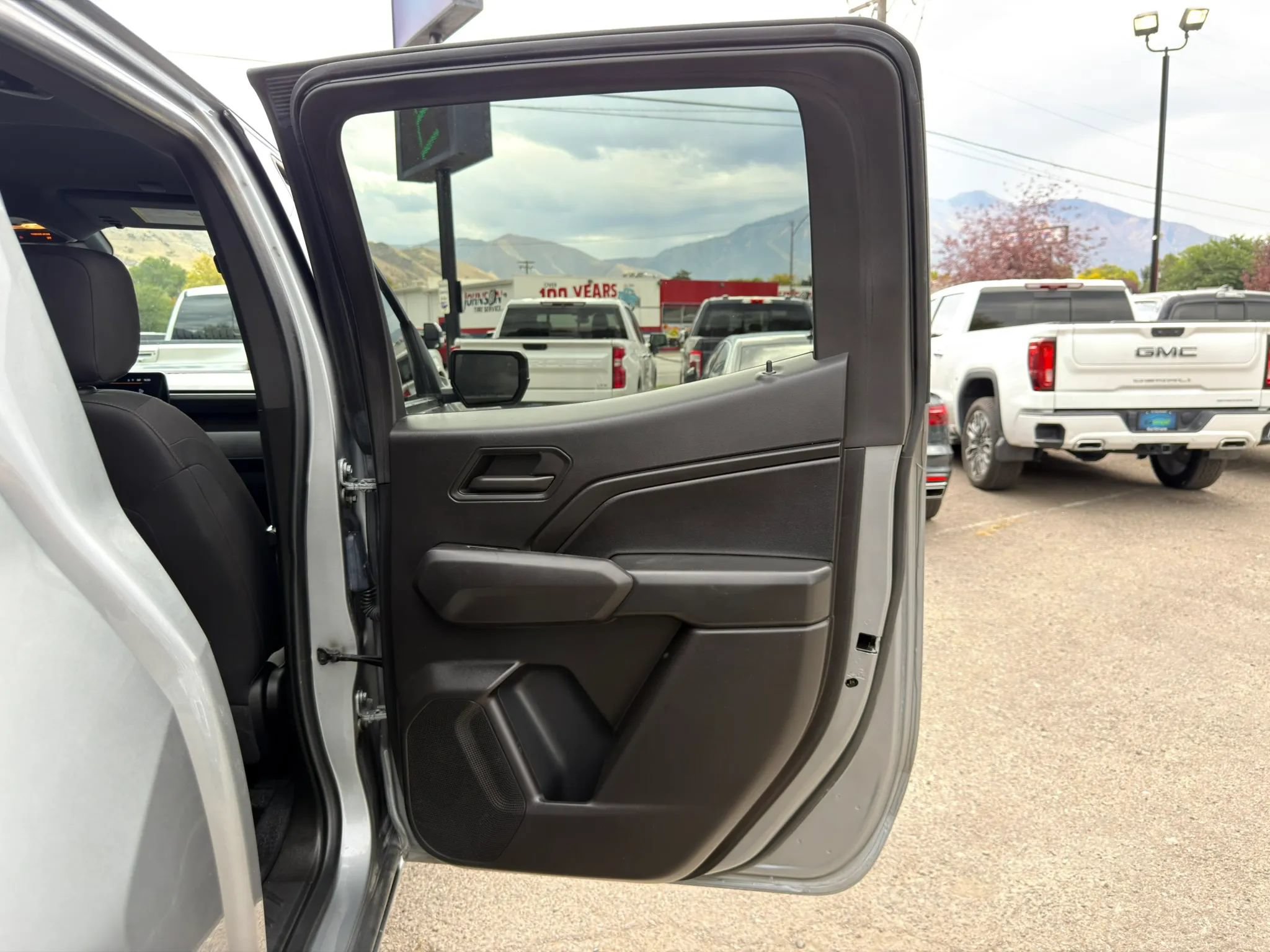 Used 2023 Chevrolet Colorado Trail Boss w/ Technology Package AWD/4WD image 9