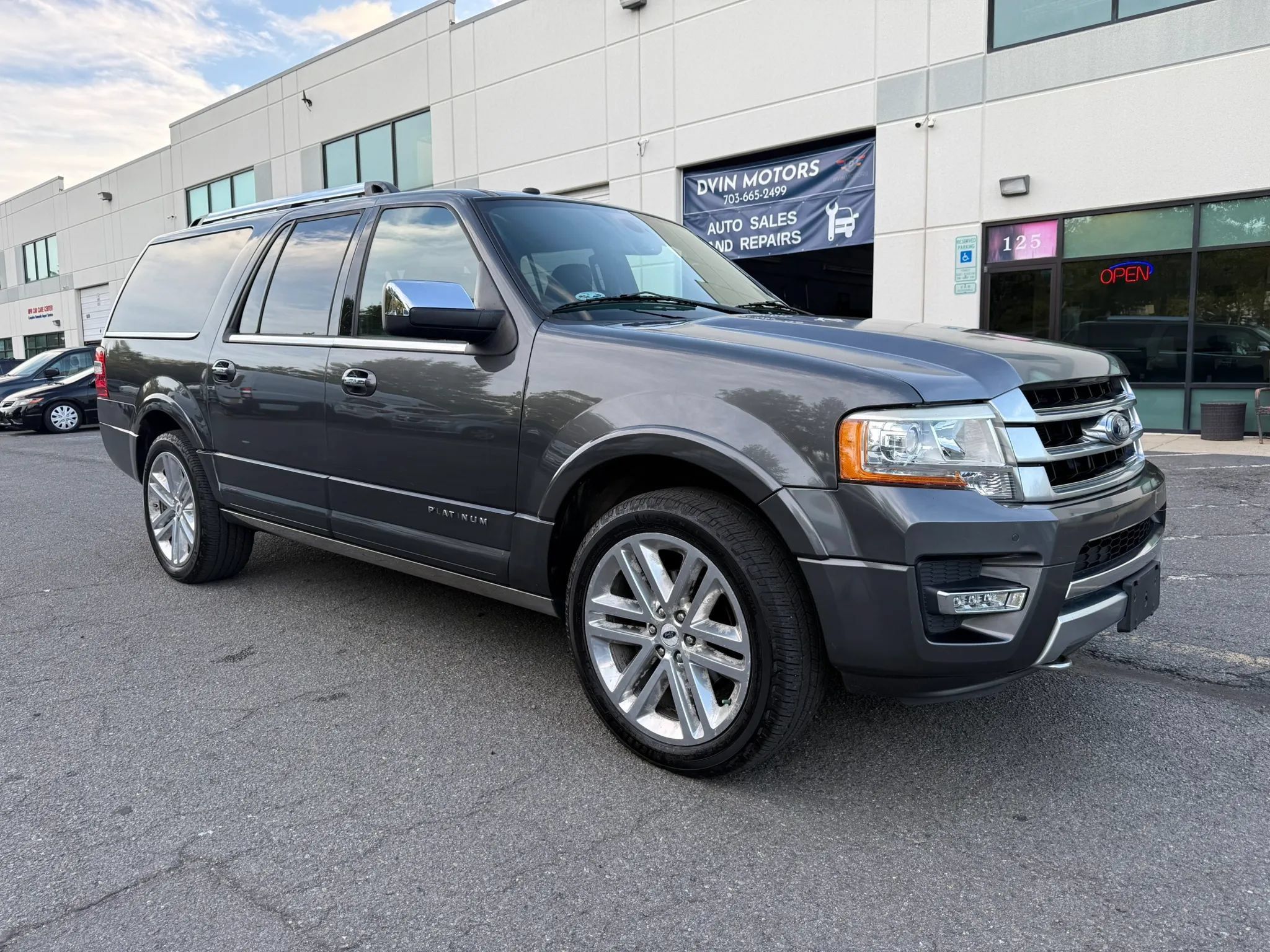 Used 2017 Ford Expedition EL Platinum AWD/4WD image 2