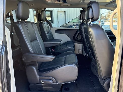 Used 2013 Chrysler Town & Country Touring-L w/ Entertainment Group #2 FWD image 33