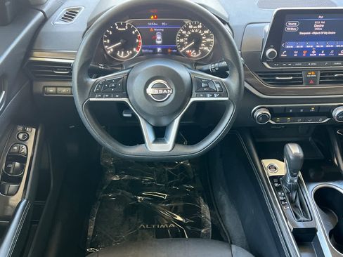 Used 2023 Nissan Altima 2.5 SV FWD image 16
