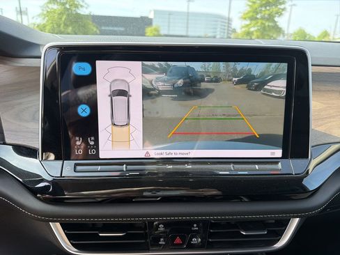 Used 2024 Volkswagen Atlas SE image 16