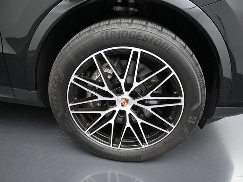 Certified 2025 Porsche Cayenne AWD/4WD image 32