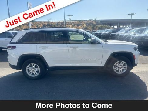 Used 2023 Jeep Grand Cherokee Laredo AWD/4WD image 7