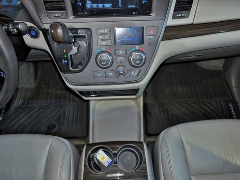 Used 2017 Toyota Sienna XLE Premium image 43