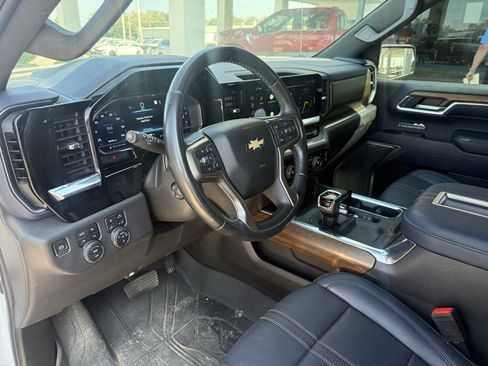 Used 2022 Chevrolet Silverado 1500 High Country w/ High Country Premium Package AWD/4WD image 2