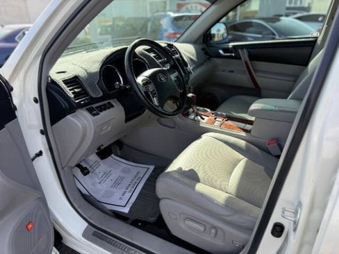 Used 2012 Toyota Highlander Limited w/ Tow Pkg FWD image 10