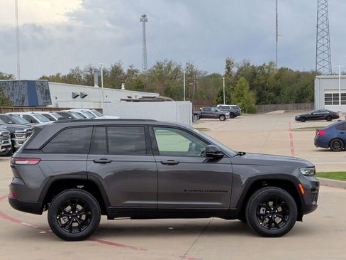 New 2025 Jeep Grand Cherokee Altitude image 9