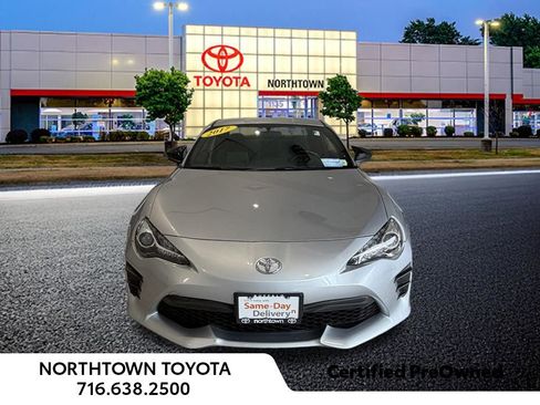 Used 2017 Toyota 86 RWD image 5