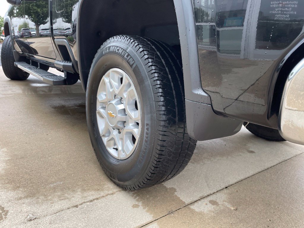 Used 2024 Chevrolet Silverado 2500 LT AWD/4WD image 18