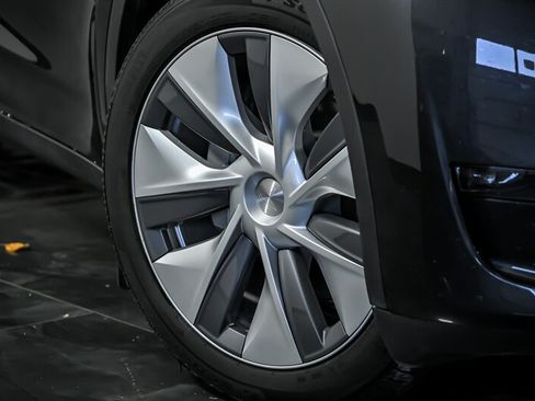 Used 2024 Tesla Model Y Long Range AWD/4WD image 3