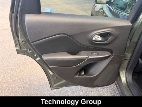Used 2019 Jeep Cherokee Limited w/ Luxury Group AWD/4WD image 3