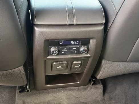 Used 2022 Chevrolet Traverse Premier FWD image 25