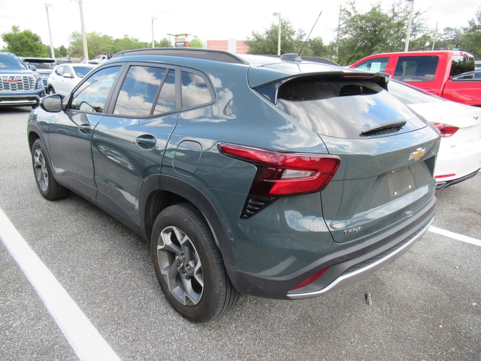 Used 2025 Chevrolet Trax LT w/ Driver Confidence Package FWD image 3