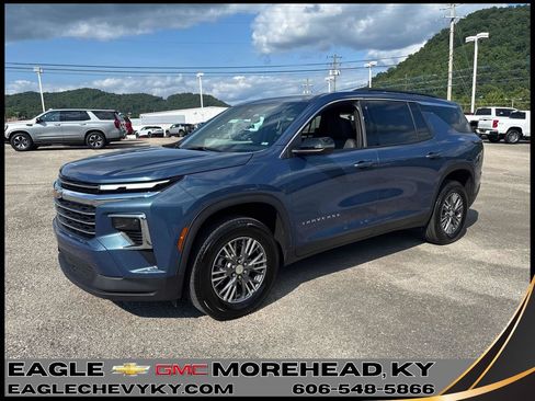 Used 2026 Chevrolet Traverse LT AWD/4WD image 1
