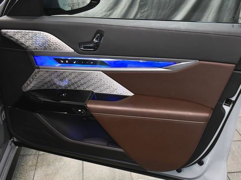 Used 2024 BMW i7 xDrive60 image 27