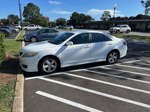 Used 2010 Toyota Camry SE FWD image 1