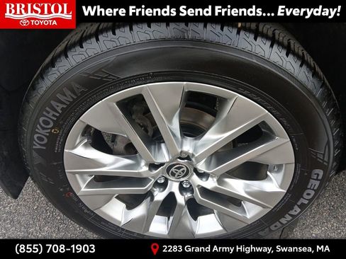 Used 2020 Toyota RAV4 XLE Premium image 11