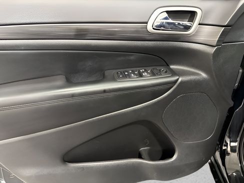 Used 2022 Jeep Grand Cherokee Laredo X RWD image 9