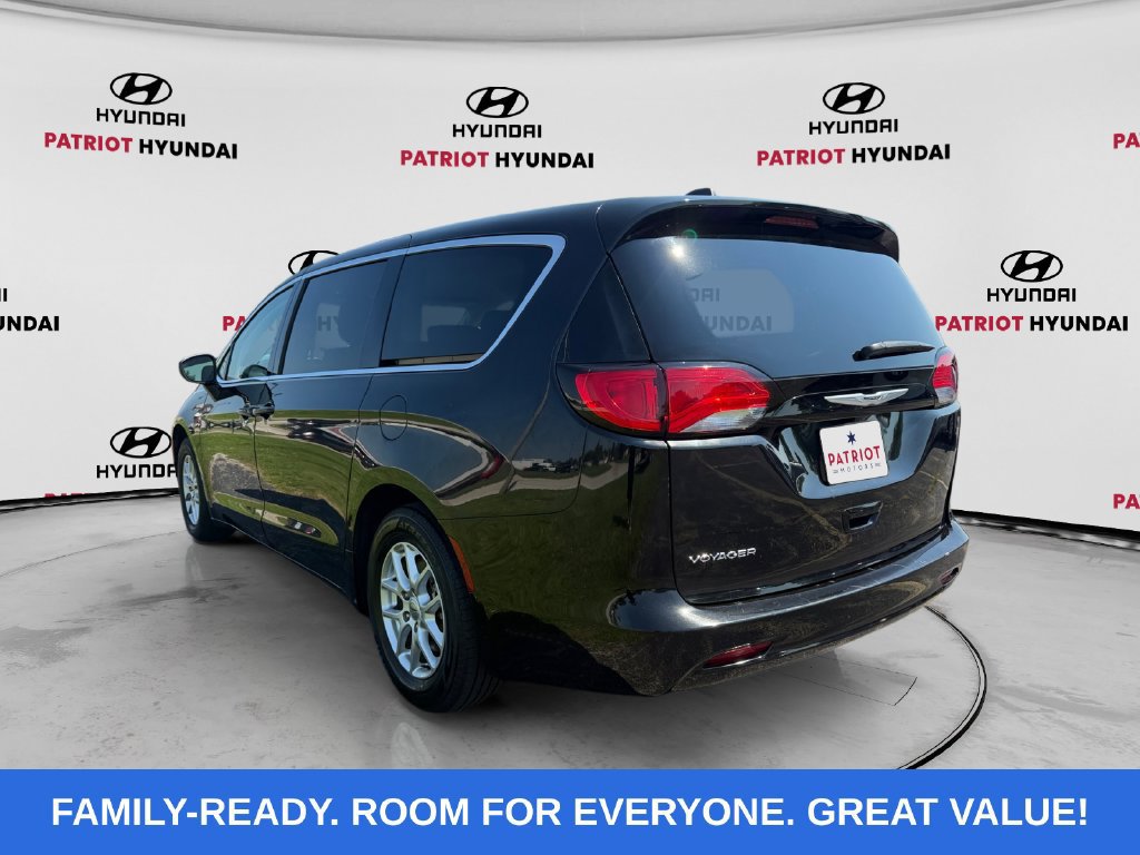 Used 2023 Chrysler Voyager LX FWD image 5