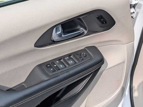 Used 2024 Chrysler Pacifica Limited FWD image 19