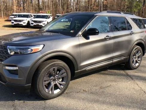 Used 2023 Ford Explorer XLT w/ Equipment Group 202A AWD/4WD image 4