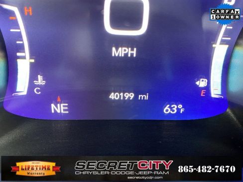 Used 2024 Chrysler Pacifica Touring-L image 10