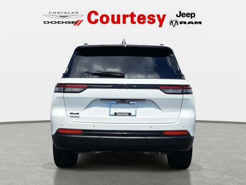 Certified 2024 Jeep Grand Cherokee Altitude AWD/4WD image 5