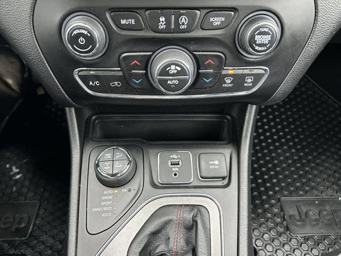 Used 2020 Jeep Cherokee Trailhawk w/ Comfort & Convenience Group image 20