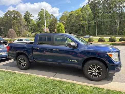 Used 2022 Nissan Titan SV image 1