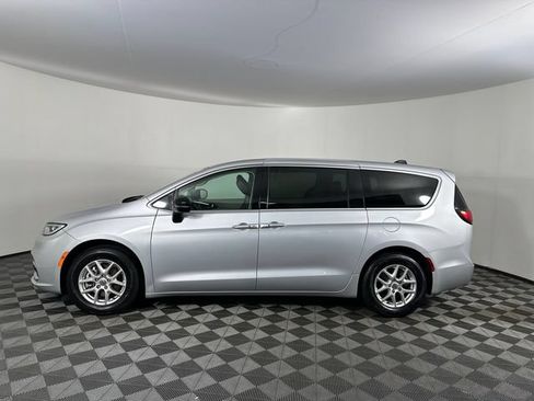 Certified 2024 Chrysler Pacifica Touring-L FWD image 10