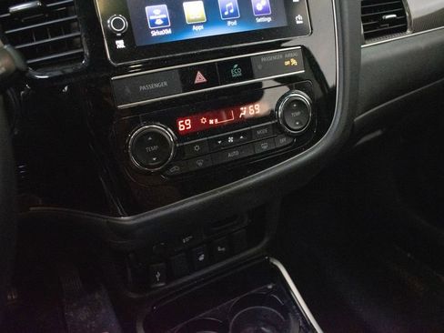 Used 2019 Mitsubishi Outlander AWD image 17