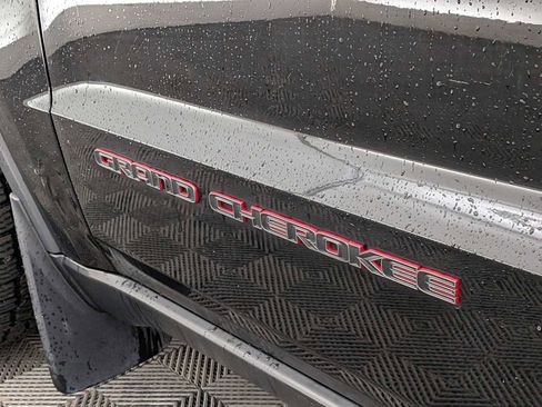 Used 2017 Jeep Grand Cherokee Trailhawk w/ Trailhawk Luxury Group image 12