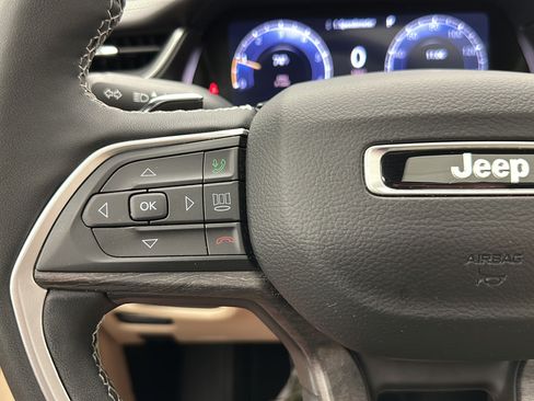 Used 2025 Jeep Grand Cherokee L Limited w/ Luxury Tech Group II AWD/4WD image 18