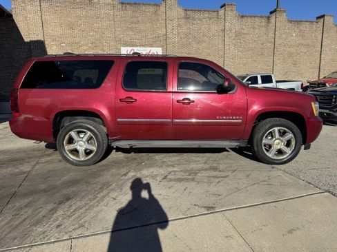 Used 2011 Chevrolet Suburban LT image 2