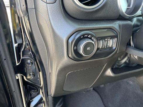 Used 2022 Jeep Wrangler Unlimited Sahara w/ Safety Group AWD/4WD image 41