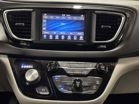 Used 2020 Chrysler Pacifica Touring-L FWD image 26