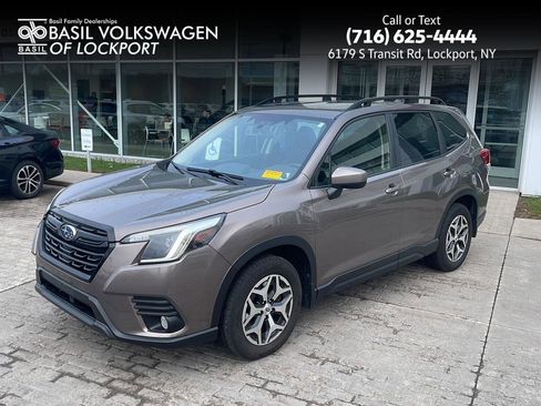 Used 2023 Subaru Forester Premium image 1