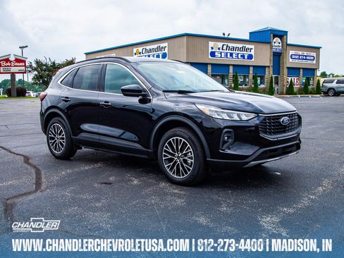 Used 2025 Ford Escape SE FWD image 1