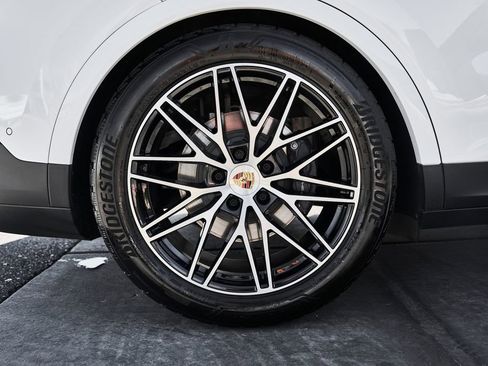 Used 2025 Porsche Cayenne AWD/4WD image 18