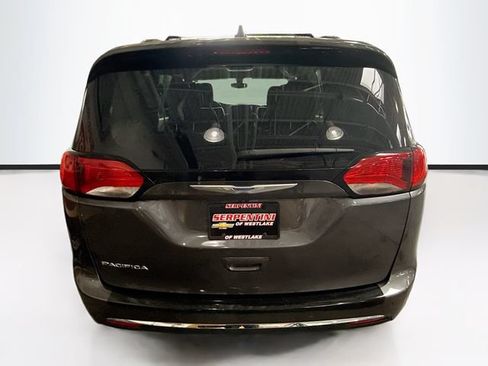 Used 2020 Chrysler Pacifica Touring-L FWD image 7
