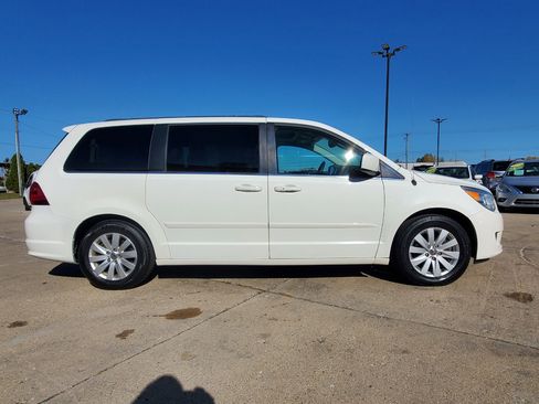 Used 2012 Volkswagen Routan SEL image 4
