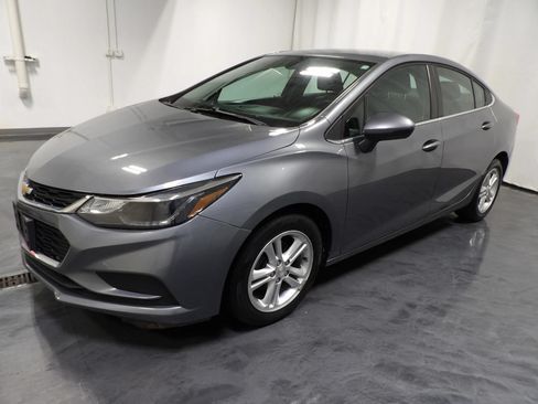 Used 2018 Chevrolet Cruze LT FWD image 3