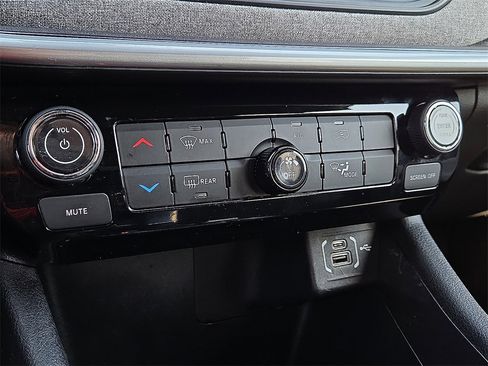 Used 2024 Jeep Compass Latitude image 14