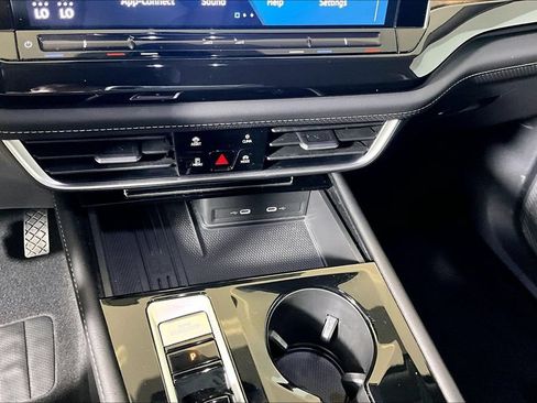 Used 2025 Volkswagen Atlas SE FWD image 25